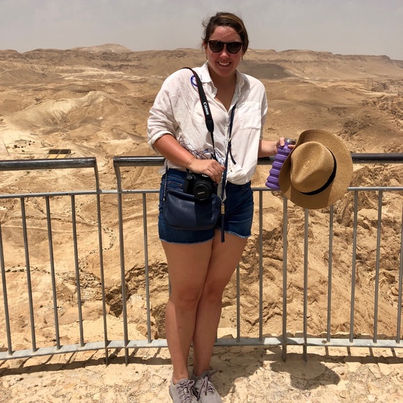 Meet your Posher, Nicole - Picture 4 of 4